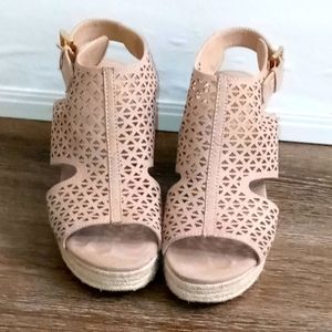 Liz Claiborne Beige Wedges size 8